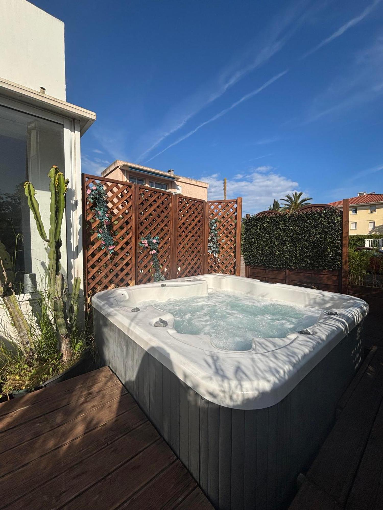Hotel Sable Et Soleil - Port, Plage Et Jacuzzi Prive Fréjus Εξωτερικό φωτογραφία